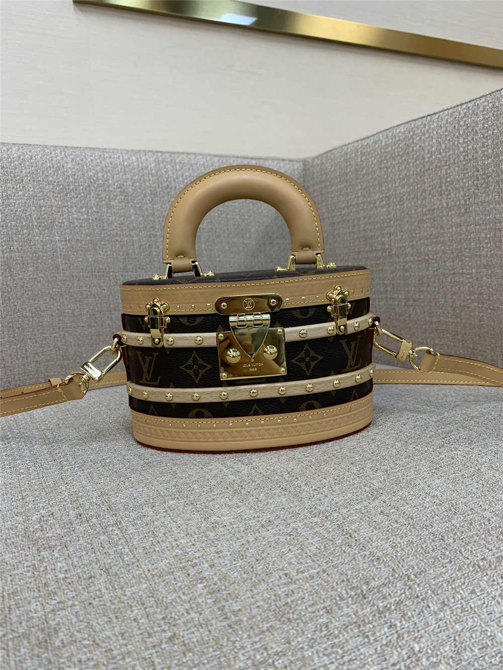 Louis Vuitton  M24843   Ellis  size:19.5 x 12 x 11.5cm 2025 new 